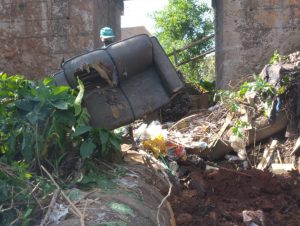 Meio Ambiente lota três caçambas com lixo no Beco dos Trilhos