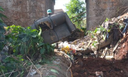 Meio Ambiente lota três caçambas com lixo no Beco dos Trilhos