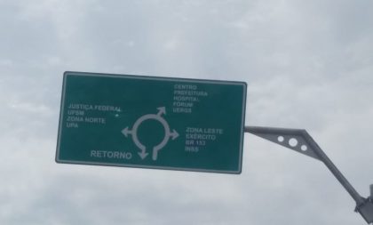 Prefeitura coloca placas na rotatória que dificultam leitura das informações