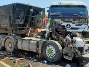 Acidente entre três caminhões termina em morte na BR-290