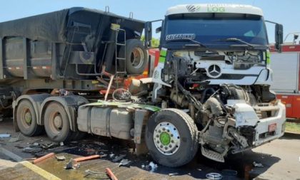 Acidente entre três caminhões termina em morte na BR-290