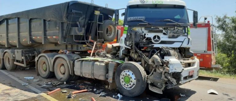 Acidente entre três caminhões termina em morte na BR-290