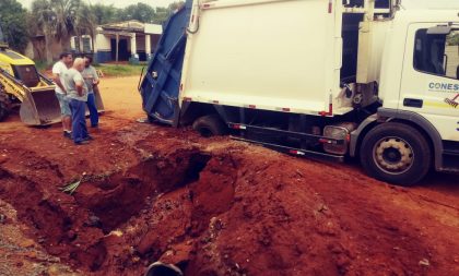 Caminhão da Conesul cai em buraco de obra da Prefeitura