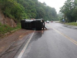 Veículo capota após colidir contra barranco na RSC-287