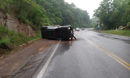 Veículo capota após colidir contra barranco na RSC-287