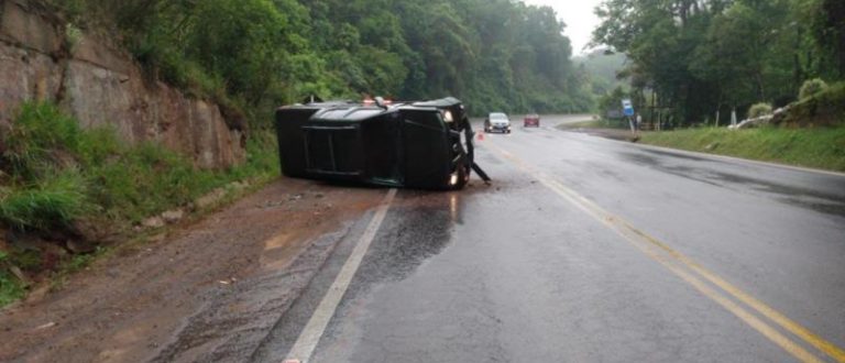 Veículo capota após colidir contra barranco na RSC-287