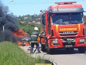 VÍDEO: CARRO ARRASTA MOTO EM CHAMAS NA BR-471