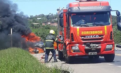 VÍDEO: CARRO ARRASTA MOTO EM CHAMAS NA BR-471