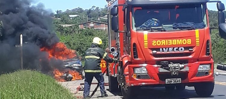 VÍDEO: CARRO ARRASTA MOTO EM CHAMAS NA BR-471