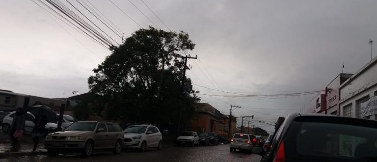 Granizo, trovoadas e muita chuva são registrados na região