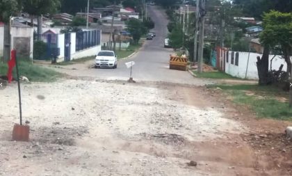 Após quebra-molas, moradores fazem valetas para conter velocidade no Funcap