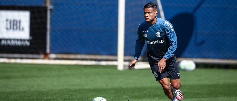 Renato define time e Grêmio embarca para Santos