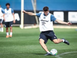 Tricolor faz treino tático e viaja para enfrentar o São Paulo