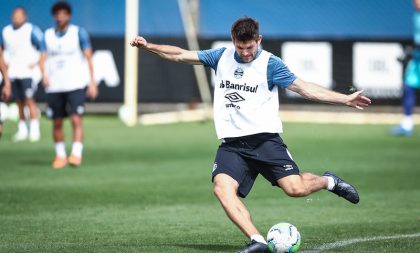 Tricolor faz treino tático e viaja para enfrentar o São Paulo