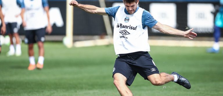 Tricolor faz treino tático e viaja para enfrentar o São Paulo