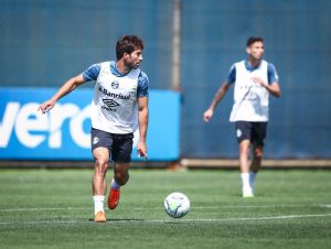 Grêmio finaliza treinos e viaja a Curitiba