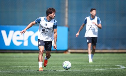 Grêmio finaliza treinos e viaja a Curitiba