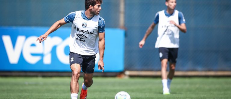 Grêmio finaliza treinos e viaja a Curitiba