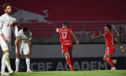 Inter vence e segue na cola do líder