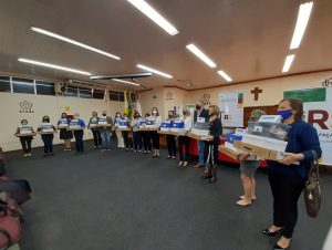 Escolas municipais e estaduais recebem kits e notebooks