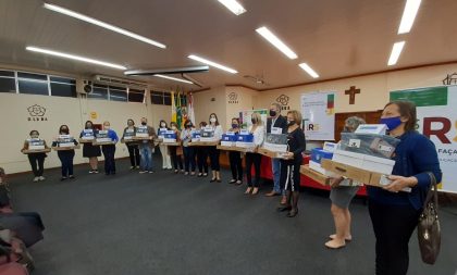 Escolas municipais e estaduais recebem kits e notebooks