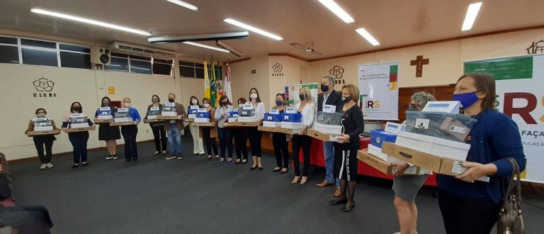 Escolas municipais e estaduais recebem kits e notebooks