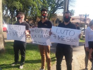 “Estamos de luto”. Assim os profissionais de eventos protestaram na frente da Prefeitura