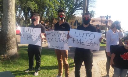 “Estamos de luto”. Assim os profissionais de eventos protestaram na frente da Prefeitura