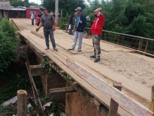 Famílias cobram conserto da ponte do Beco dos Trilhos