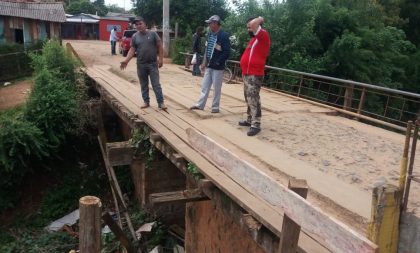 Famílias cobram conserto da ponte do Beco dos Trilhos