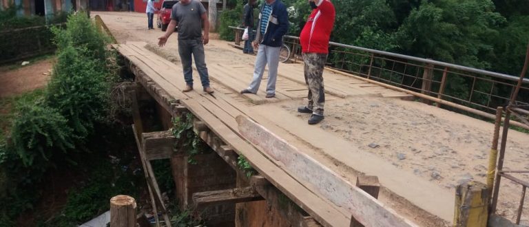 Famílias cobram conserto da ponte do Beco dos Trilhos