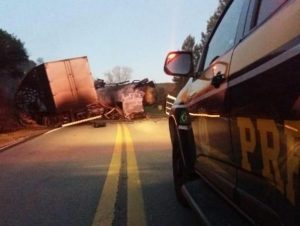 BR-290: colisão entre dois caminhões resulta em morte na madrugada