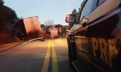 BR-290: colisão entre dois caminhões resulta em morte na madrugada