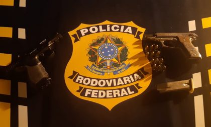 VÍDEO: PRF detém homem com arma e uniformes falsos da Polícia na BR-290