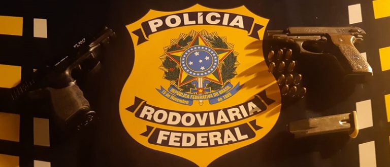 VÍDEO: PRF detém homem com arma e uniformes falsos da Polícia na BR-290