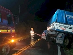 Restinga Sêca: condutor fica ferido após caminhão tombar