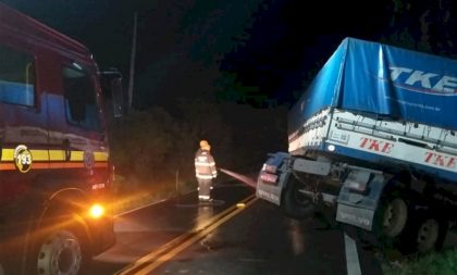 Restinga Sêca: condutor fica ferido após caminhão tombar