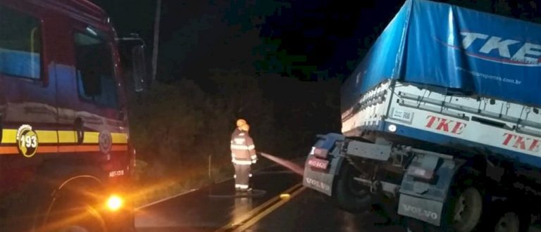 Restinga Sêca: condutor fica ferido após caminhão tombar