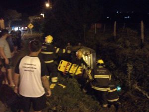 Carro com quatro pessoas capota na Volta da Charqueada