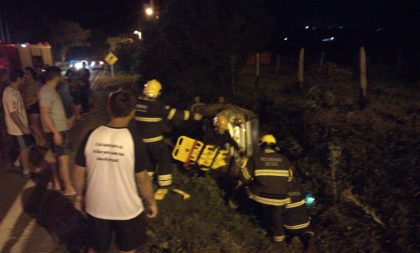 Carro com quatro pessoas capota na Volta da Charqueada