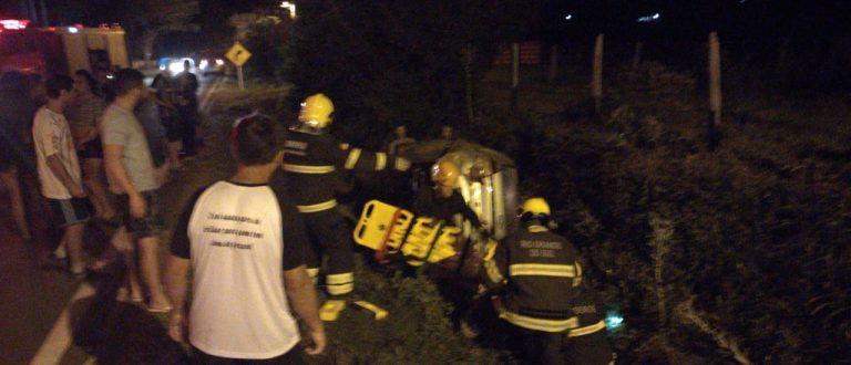 Carro com quatro pessoas capota na Volta da Charqueada