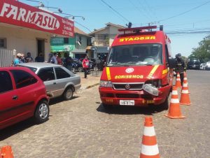 Acidente na Avenida Brasil envolve dois carros e a ambulância dos Bombeiros