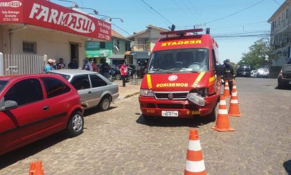 Acidente na Avenida Brasil envolve dois carros e a ambulância dos Bombeiros