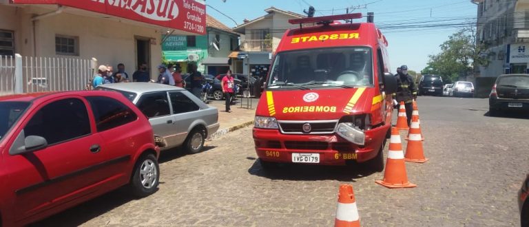 Acidente na Avenida Brasil envolve dois carros e a ambulância dos Bombeiros