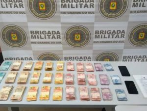 Polícia Rodoviária de Cachoeira detém 4 e apreende R$ 18,5 mil