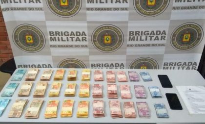 Polícia Rodoviária de Cachoeira detém 4 e apreende R$ 18,5 mil