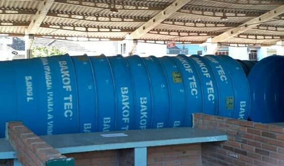 Cisternas são entregues para famílias armazenar água da chuva  