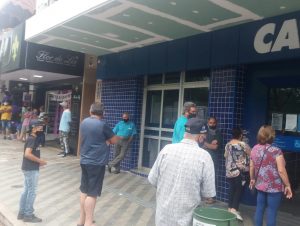 Fila para Caixa provoca fechamento da Rua Sete de Setembro