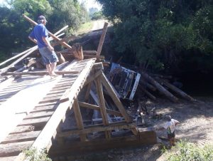 Encruzilhada do Sul: ponte cede durante passagem de caminhão carregado de toras