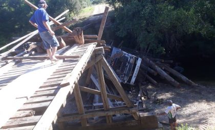 Encruzilhada do Sul: ponte cede durante passagem de caminhão carregado de toras